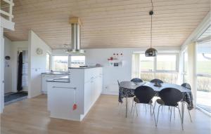 cocina y comedor con mesa y sillas en Nice Home In Lemvig With Sauna, en Lemvig