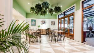 赫斯基森Huskisson Hotel的用餐室设有桌椅和绿色的墙壁