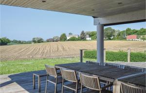 un portico con tavolo, sedie e campo di Four-Bedroom Holiday Home In Humble a Humble Altre 15 foto
