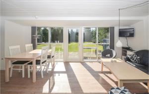 salon ze stołem i krzesłami oraz jadalnią w obiekcie Pet Friendly Home In Vggerlse With Sauna w mieście Bøtø By