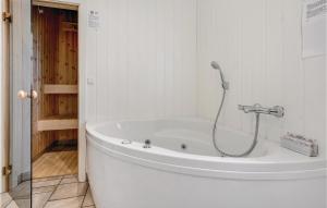 Koupelna v ubytování Three-Bedroom Holiday Home In Nordborg