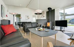 ノーポにあるNice Home In Nordborg With Saunaのリビングルーム(ソファ、テーブル付)