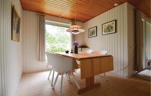 エーベルトフトにあるAwesome Home In Ebeltoft With Wifiのダイニングルーム(テーブル、椅子、窓付)