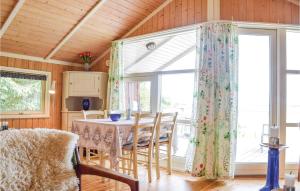 SkibbyにあるTwo-Bedroom Holiday Home In Skibbyのテーブルと大きな窓のあるダイニングルーム