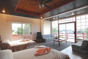 ein Hotelzimmer mit 2 Betten und einem Balkon in der Unterkunft ANTELOPE GUESTHOUSE in Koror