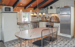kuchnia ze stołem i krzesłami w obiekcie Amazing Home In Nrre Nebel With 3 Bedrooms And Wifi w mieście Lønne Hede