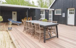 d'une terrasse avec une table et des chaises. dans l'établissement 3 Bedroom Beautiful Home In Blvand, à Blåvand