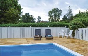 un patio trasero con piscina, sillas y valla en Nice Home In Grsted With Outdoor Swimming Pool en Græsted