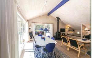 Habitación con mesa, sillas y cocina. en Pet Friendly Home In Nex With Wifi, en Spidsegård