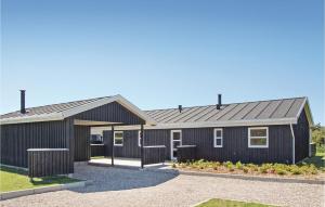 ein schwarzes Haus mit einem Gameradach in der Unterkunft Gorgeous Home In Lkken With Wifi in Løkken