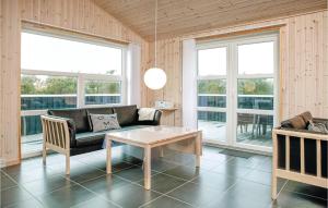ein Wohnzimmer mit einem Sofa und einem Tisch in der Unterkunft Gorgeous Home In Lkken With Wifi in Løkken
