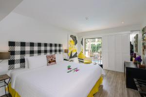 Ein Bett oder Betten in einem Zimmer der Unterkunft Burasari Phuket Resort & Spa