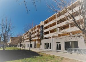 un edificio vacío con árboles delante de él en Claudio appartamento Pescara, en Pescara