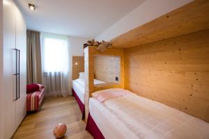 Uma ou mais camas em beliche em um quarto em Hotel Dolomitenblick