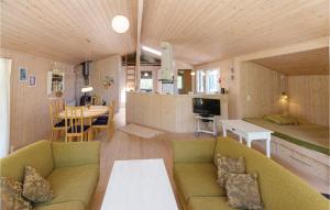 ReersøにあるBeautiful Home In Grlev With Kitchenのリビングルーム(ソファ2台付)、キッチンが備わります。