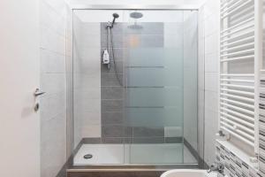 Tata's Home في تْشيرنوبيو: حمام مع دش مع باب زجاجي