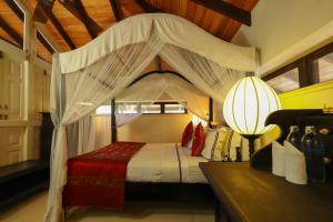 Giường trong phòng chung tại Sergeant House Boutique Villa & Private Beach