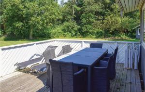 HumbleにあるThree-Bedroom Holiday Home In Humbleのデッキに座る青いテーブルと椅子