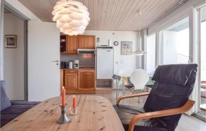- une cuisine et une salle à manger avec une table et des chaises dans l'établissement Terrassehus, à Tranekær