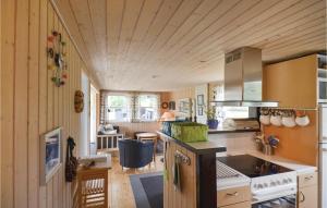 Kuchyň nebo kuchyňský kout v ubytování Holiday Home Uglevej Ebeltoft Iii