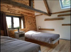 - une chambre avec 2 lits et une fenêtre dans l'établissement Domaine du Mas Coutant, à Sarlande