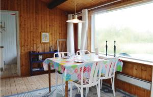 d'une salle à manger avec une table, des chaises et une fenêtre. dans l'établissement Amazing Home In lsted With Kitchen, à Ølsted