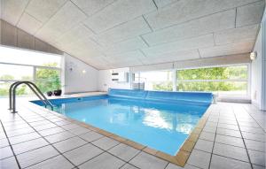エーベルトフトにあるBeautiful Home In Ebeltoft With Indoor Swimming Poolの大きな窓付きのキッチン(大きなスイミングプール付)