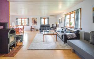 sala de estar con sofá y chimenea en Stunning Home In Torrig L With House Sea View, en Torrig