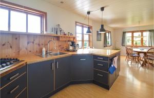 Kuchyň nebo kuchyňský kout v ubytování Two-Bedroom Holiday Home In Torrig L