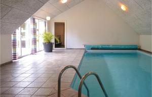 - une grande piscine dans un bâtiment avec piscine dans l'établissement Stunning Home In Oksbl With Private Swimming Pool, Can Be Inside Or Outside, à Oksbøl