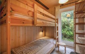 Bunk bed o mga bunk bed sa kuwarto sa Awesome Home In Ebeltoft With 4 Bedrooms And Wifi