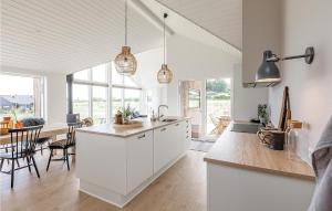 Kuchyň nebo kuchyňský kout v ubytování Three-Bedroom Holiday Home In Haderslev