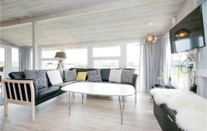 ロッケンにあるStunning Home In Lkken With 4 Bedrooms, Sauna And Wifiのリビングルーム(ソファ、テーブル付)