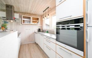 Кухня или мини-кухня в Holiday Home Lokken 21 With Hot Tub
