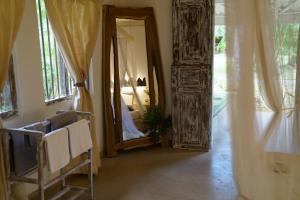 una camera con specchio e una camera con letto di FIVE a Tangalle