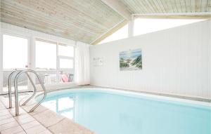 Bazén v ubytování Cozy Home In Lkken With Kitchen nebo v jeho okolí