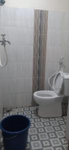 La salle de bains est pourvue de toilettes, d'une douche et d'un seau. dans l'établissement Rumah Singgah BRM, à Bromo