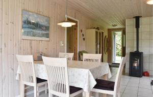 uma sala de jantar com uma mesa branca e cadeiras em Beautiful Home In Vemb With Wifi em Thorsminde