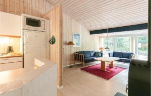 Vester SømarkenにあるAmazing Home In Nex With Saunaのキッチン、リビングルーム(冷蔵庫、テーブル付)