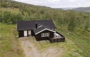 una vista aérea de una casa en un campo en Stunning Home In Hemsedal With Kitchen en Hemsedal