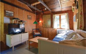 HøjbyにあるAmazing Home In Hjby With 2 Bedroomsのベッドルーム1室(ベッド1台、テレビ付)