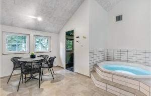 ブラーバンドにあるSix-Bedroom Holiday Home In Blavandの浴槽とテーブルと椅子のあるバスルーム +32枚の写真