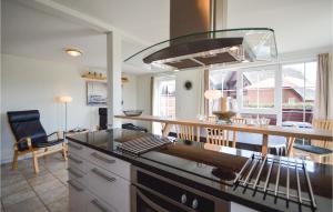 Amazing Home In Rm With 3 Bedrooms And Wifi في Bolilmark: مطبخ مع فرن علوي موقد في الغرفة