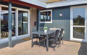 Patio nebo venkovní prostory v ubytování Three-Bedroom Holiday Home In Blavand