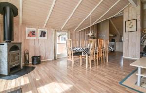 comedor con mesa, sillas y chimenea en Beautiful Home In Fan With Kitchen, en Fanø