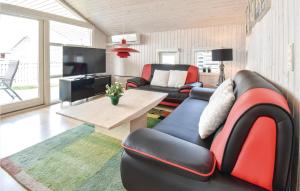 Televizorius ir (arba) pramogų centras apgyvendinimo įstaigoje 2 Bedroom Amazing Home In Otterup