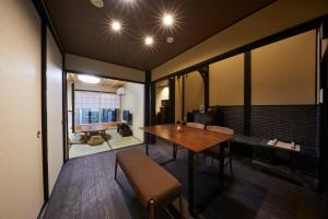 - une salle à manger avec une table et un banc dans l'établissement Rinn Tenjincho, à Kyoto