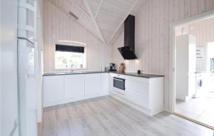 Kuchyň nebo kuchyňský kout v ubytování Four-Bedroom Holiday Home In Malling