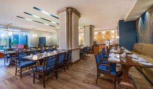 Restaurace v ubytování Ramada Hotel & Suites by Wyndham Al Qassim