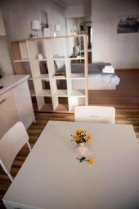 Una habitación con una mesa con flores. en Apart Hotel Rishelye, en Odessa